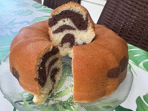a bundt cake on a glass plate on a table at Apart Los Cerrillos in Balcarce
