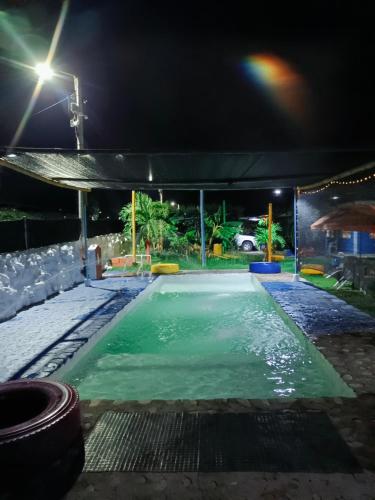 Kolam renang di atau dekat dengan Hermosa Cabaña en Guadua Rivera