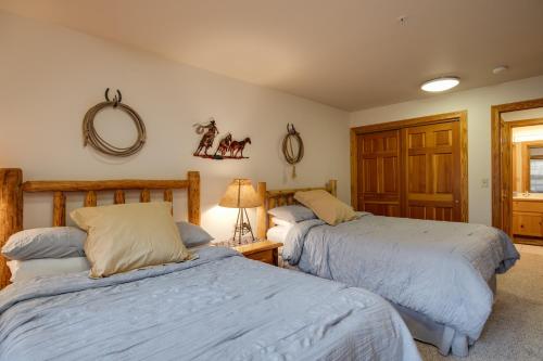 een slaapkamer met twee bedden en een spiegel aan de muur bij Teton Serenity in Driggs