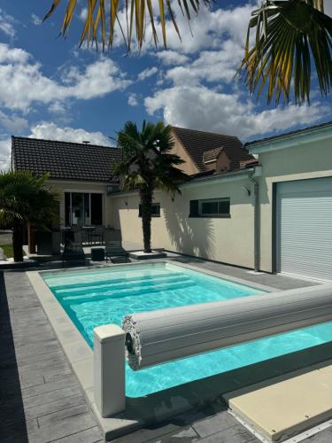 une piscine devant une maison dans l'établissement Maison type Villa avec piscine à 400 m du circuit des 24h, au Mans