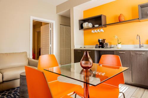 Ruang duduk di Oceanside Hotel and Suites