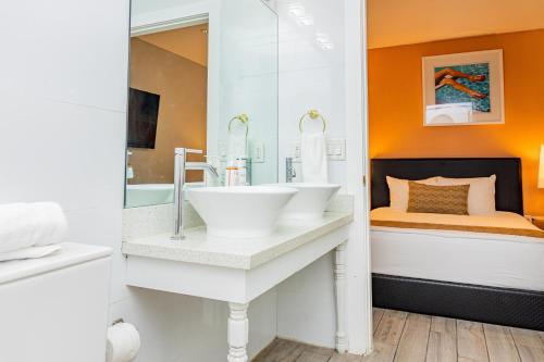 Katil atau katil-katil dalam bilik di Oceanside Hotel and Suites