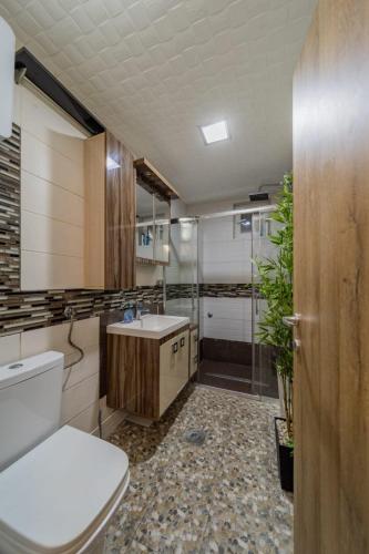 Ванная комната в Aqualux Apartment with garage