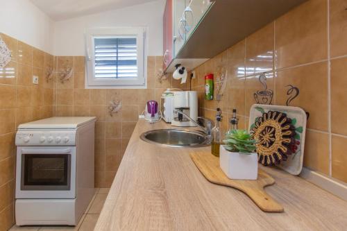 Kuchyň nebo kuchyňský kout v ubytování Apartmani Alaga B