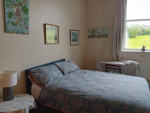 Postel nebo postele na pokoji v ubytování Double Room in Richmond House Fermoy