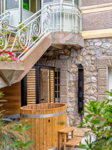 - un bâtiment avec un tonneau en bois et un balcon dans l'établissement La Maison de Florence, à Angers