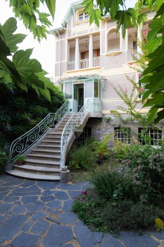 un bâtiment avec un escalier devant lui dans l'établissement La Maison de Florence, à Angers