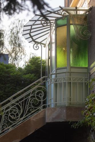 d'un balcon avec une fenêtre. dans l'établissement La Maison de Florence, à Angers