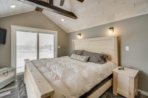Ένα ή περισσότερα κρεβάτια σε δωμάτιο στο Pet-Friendly Cabin with Lake Access and Patio in Dent