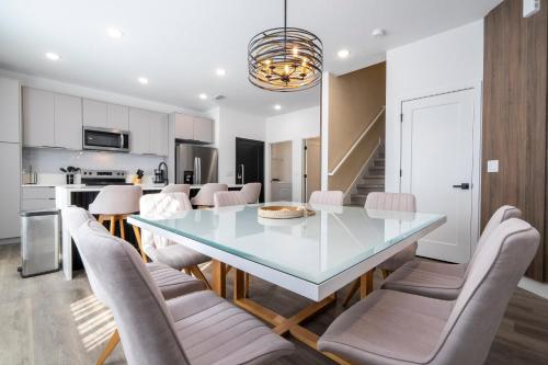 a kitchen and dining room with a glass table and chairs at Doppio Westside in Orlando