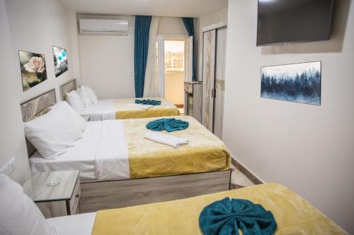 Postel nebo postele na pokoji v ubytování Royal Cairo Hotel