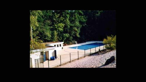 una piscina con una valla alrededor en House next to Parc Astérix and Chateau de Chantilly, en Pont-Sainte-Maxence
