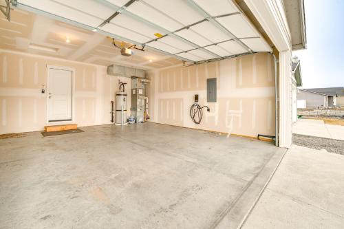 a large empty garage with a white wall at Charming Home with Mtn and Columbia River Views! in East Wenatchee