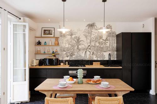 - une cuisine avec une table en bois et de la nourriture dans l'établissement Pegase, à Cannes