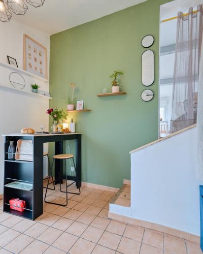 Cette chambre comprend un bureau et une table. dans l'établissement MAYA l Studio l Super Wifi & Parking Gratuit l Vue Panoramique Sainte-Victoire, à Aix-en-Provence