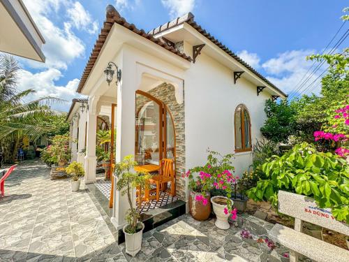 a house with potted plants on the patio at BA DŨNG VILLA COFFEE - ĐẢO PHÚ QUÝ - Bình Thuận in Cu Lao Thu