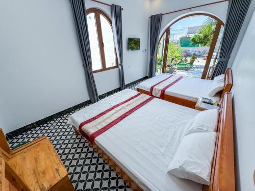 two beds in a room with an open window at BA DŨNG VILLA COFFEE - ĐẢO PHÚ QUÝ - Bình Thuận in Cu Lao Thu