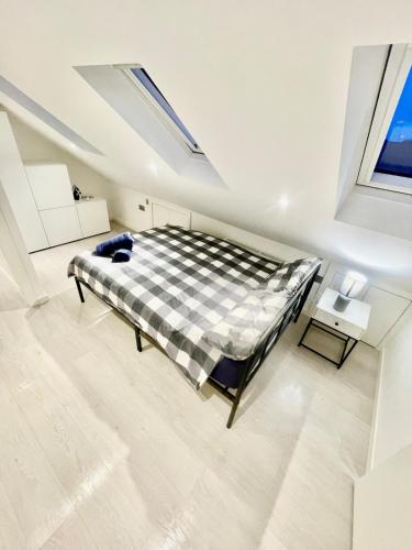 a bedroom with a large bed in a attic at cozy 1 bedroom flat near cambridge city centre in Milton