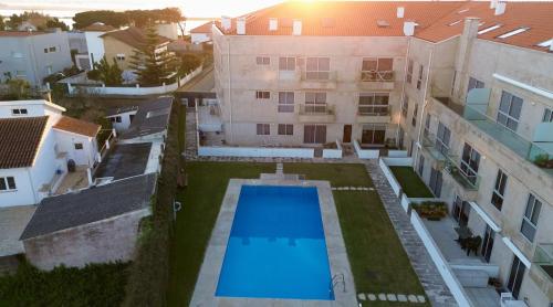 an aerial view of a house with a swimming pool at Refúgio Suave Mar in Esposende