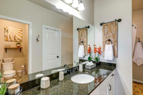 Ένα μπάνιο στο Flagstaff Home with Backyard Oasis 38 Mi to Sedona!