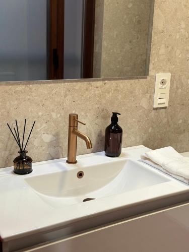 Bilik mandi di Rua Mayor MSuites