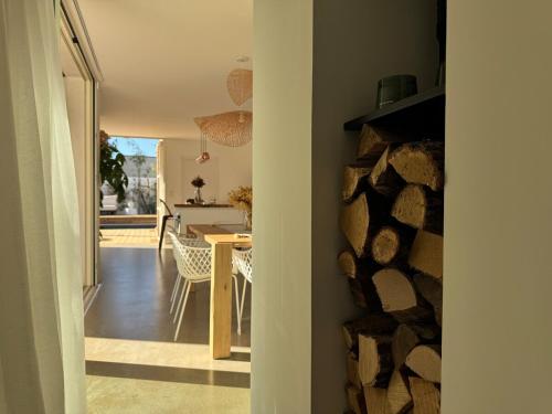 - une cuisine et une salle à manger avec cheminée dans l'établissement Villa d'architecte aux portes de la mer, à Pérols