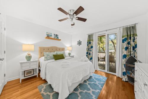 Кровать или кровати в номере 1155 Summer Wind Ln