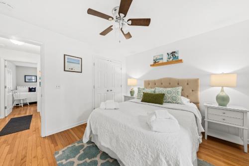 Кровать или кровати в номере 1155 Summer Wind Ln