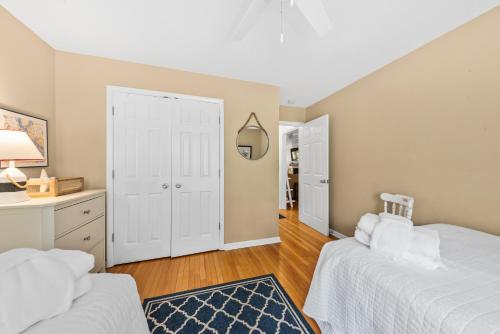 Кровать или кровати в номере 1155 Summer Wind Ln
