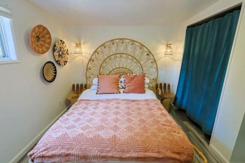 Ένα ή περισσότερα κρεβάτια σε δωμάτιο στο The Topanga Bungalow by Colby & Conrad