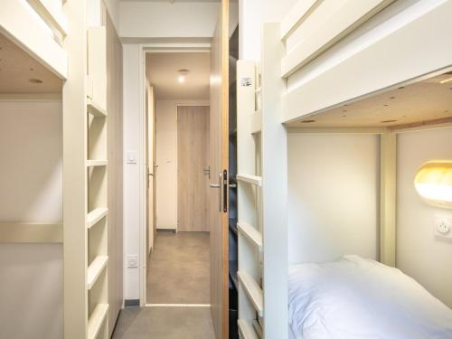 - une chambre avec 2 lits superposés et un couloir dans l'établissement 2 Room Apartment 5 People 1 Baby Garden Level, à Saint-Léger-les-Mélèzes