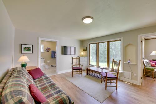 Ruang duduk di Quiet Baileys Harbor Country Home 1 Mi to Lake!