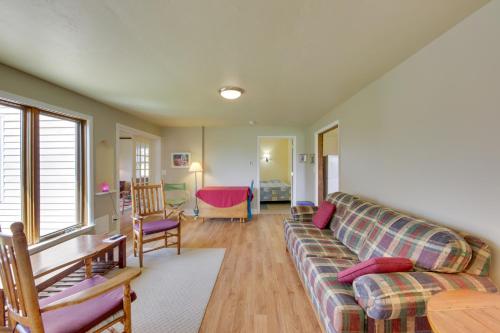 Ruang duduk di Quiet Baileys Harbor Country Home 1 Mi to Lake!
