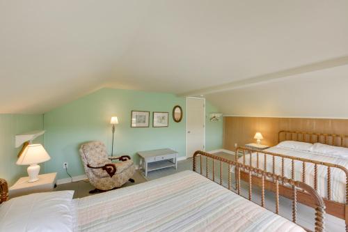 Katil atau katil-katil dalam bilik di Quiet Baileys Harbor Country Home 1 Mi to Lake!