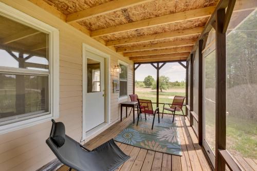 Balkoni atau teres di Quiet Baileys Harbor Country Home 1 Mi to Lake!