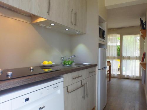 une cuisine avec un comptoir et un réfrigérateur dans l'établissement Apartment in Ars-en-Ré near Bird Sanctuary, à Ars-en-Ré