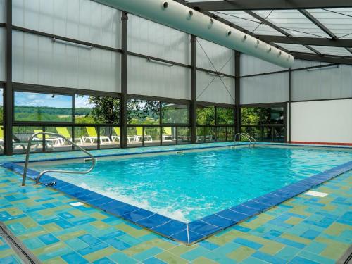 une grande piscine dans un immeuble dans l'établissement Gîte in Collonges near Dordogne Valley, à Meyssac