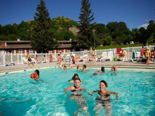 un groupe de personnes nageant dans une piscine dans l'établissement Gîte in Saint-Julien near Green Trails, à Saint-Julien-Chapteuil