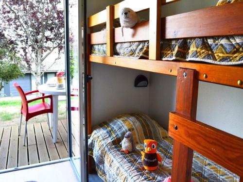 Ce lit superposé se trouve dans un dortoir doté d'une table et d'une chaise. dans l'établissement Gîte in Saint-Julien near Green Trails, à Saint-Julien-Chapteuil