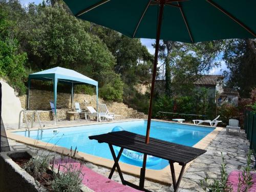 - une table avec un parasol à côté de la piscine dans l'établissement Holiday Home in France with Private Pool, à Le Pègue