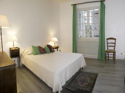 une chambre avec un lit et deux chaises et une fenêtre dans l'établissement Holiday Home in France with Private Pool, à Le Pègue