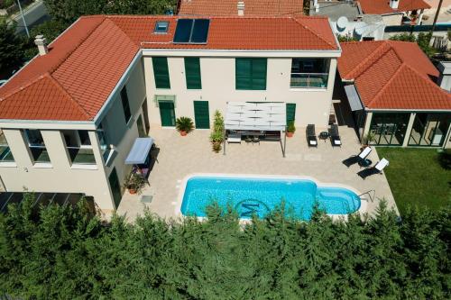 Family friendly house with a swimming pool Plano, Trogir - 23937