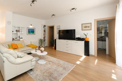 Family friendly house with a swimming pool Plano, Trogir - 23937