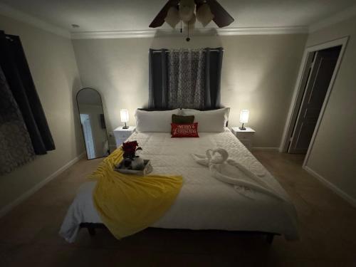 a bedroom with a bed with two swans on it at Sunshine Nest in Lehigh Acres