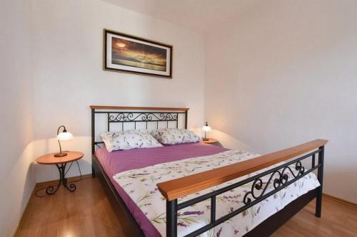 um quarto com uma cama e uma mesa lateral em Holiday house with a parking space Cove Zarace, Hvar - 23952 em Hvar