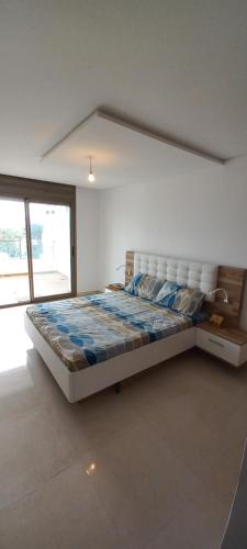 una camera da letto con un letto grande in una stanza di Puerta marina a Asilah