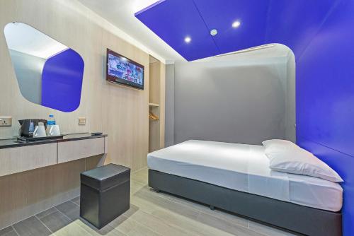シンガポールにあるHotel 81 Lavenderのベッドルーム1室(白いベッド1台、青い天井付)