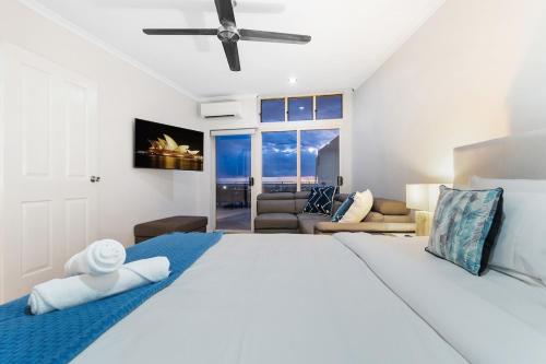 Ένα ή περισσότερα κρεβάτια σε δωμάτιο στο Harbour Haven Penthouse with Marina view, Balcony and BBQ