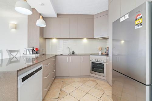 Η κουζίνα ή μικρή κουζίνα στο Harbour Haven Penthouse with Marina view, Balcony and BBQ