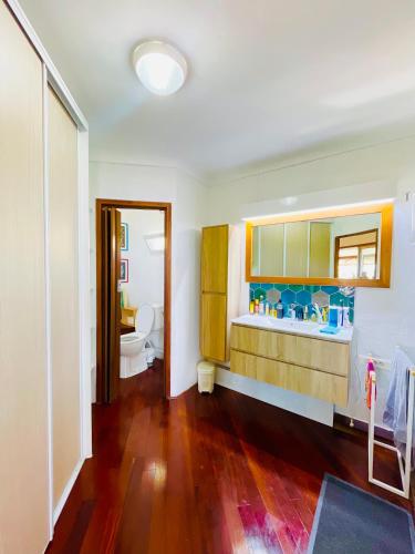 ein Badezimmer mit Toilette und Waschbecken in der Unterkunft Penthouse Papeete in Faaa